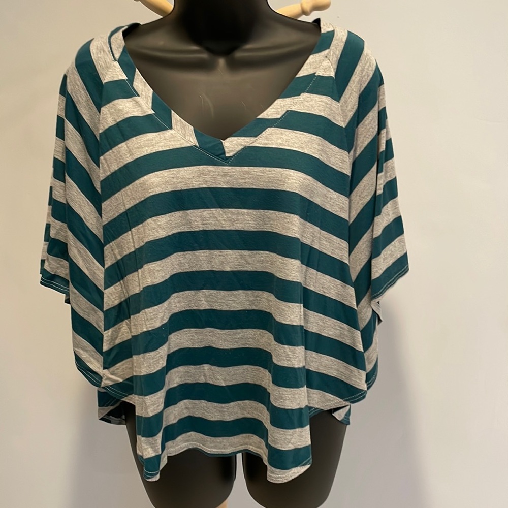 Ultra Flirt Crop Vneck Top Size Medium